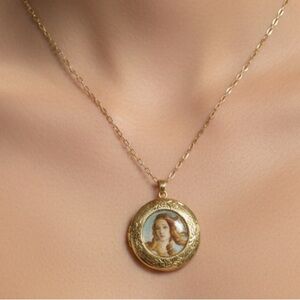 NWT VENUS Golden Pendant Necklace inner capsule Art 17in